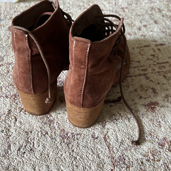 Dolce Vita “Hal” suede bootie - Picture 4 of 4